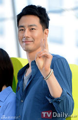 组图：赵仁成韩孝珠休闲亮相活动 比可爱剪刀手