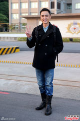 组图：明道退役心情大好 粉丝门口热烈迎接