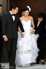 幻灯图：张东健高小英婚礼现场 夫妇亮相甜蜜亲吻 