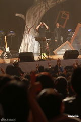 高清组图：陈奕迅香港开唱 靠唱功长裤T恤也疯狂