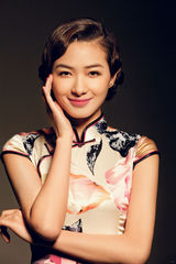 组图：万茜元宵节写真旗袍典雅中国风