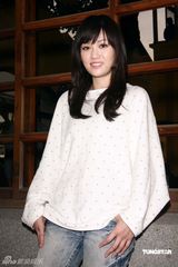 幻灯图：郭静拍摄新歌MV 陈乔恩跨刀助阵 