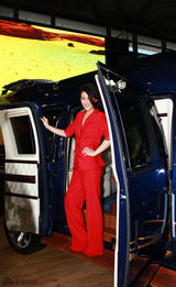 组图：黄奕邓超陈燃亮相上海车展 女王范PK中性风