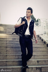 组图：陈晓东雅痞风街拍 马甲搭短靴帅气