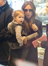 组图：维多利亚抱女儿小七现身巴黎街头