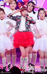 组图：EXO圣诞装热舞《MCD》 孝琳大尺度惹火