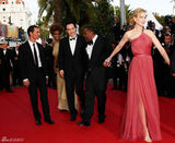 组图：妮可戛纳走秀风情露背 真空激凸艳光四射