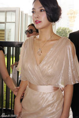 组图：张雨绮优雅出席活动 专人撑伞气场十足