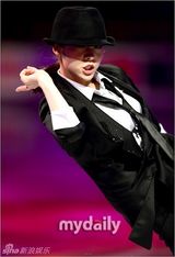 组图：韩花样滑冰运动员金妍儿变身冰上杰克逊