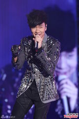 组图：严爵挑战唱跳险破音 林俊杰压轴热舞