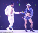 组图：刘德华广州开唱秀肌肉 与辣妹跳贴身热舞