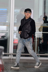 组图：黄渤携美女助理回京 机场被路人索要签名