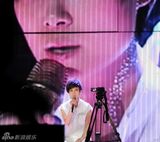 高清组图：李宇春个唱华美多姿 七套华服曝光 