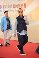 组图：陈小春戴黑超酷劲十足 发型似火焰