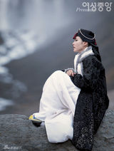 幻灯图：孙艺珍韩服杂志照 优雅宁静散发古典美