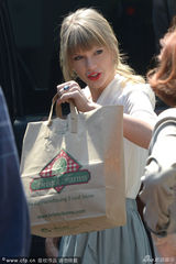 组图：泰勒白衣红唇逛超市 甜美清纯似学生妹