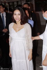 高清图：黎姿产后出院心情大好 女儿名字由老公决定