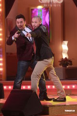 组图：谭咏麟关心妍台上合唱 众星现身无线电视城