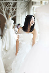 独家：何洁浪漫婚照曝光 赫子铭亲掌镜系拉链