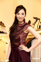 高清图：吴佩慈高腰酒瓶裙走秀 黄色套装妩媚明艳