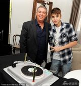 组图：贾斯汀-比伯将发新曲 玩心大发吹喷火蜡烛