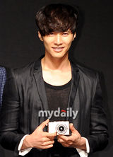 组图：元彬出席相机新品发布会 眼神迷人帅气无敌