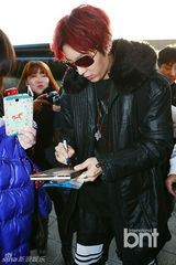 组图：李准基飞广州办见面会 红发抢眼派签名