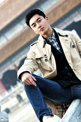 组图：李东学帅气风衣写真演绎英伦风范