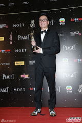 组图：最佳男配角郑中基后台激吻太太余思敏