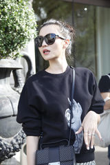 组图：宋佳获金鸡百花最佳女主角 抹胸白裙俏丽