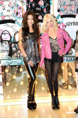 组图：周秀娜豹纹装出席活动 欲买楼与家人住