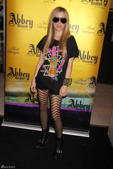 高清组图：艾薇儿亮相长发披肩 性感网袜抢眼