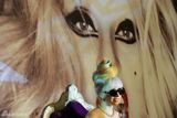 组图：Lady Gaga花裙现身印度 两腮深陷戴钻石炫富