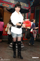 幻灯：黄小琥月老庙求姻缘 遗憾初婚未穿过婚纱