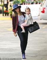 组图：杰西卡红西装抱女出行 大秀母爱小女俏皮