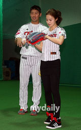 组图：金泰熙为棒球比赛开球 英姿飒爽有模有样