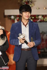 组图：金桢勋优雅亮相腼腆与女粉丝拥抱