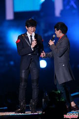 组图：萧敬腾受恐吓照常演出 保镖贴身保护