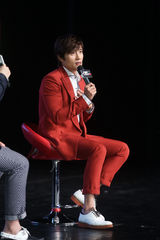 高清组图：李秉宪穿大红正装宣传《赤焰2》