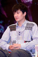 高清组图：谢霆锋宣传新剧撞旧爱王菲 同穿人字拖鞋