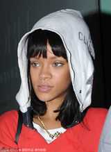 组图：蕾哈娜与绯闻男友晚餐一前一后离开餐厅