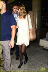 组图：泰勒白色蕾丝裙淑女风 黑丝性感秀美腿