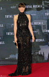 组图：杰西卡-贝尔《全面回忆》首映秀美背