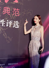 姚晨露背装秀性感 范冰冰否认收婚戒称自备(图)