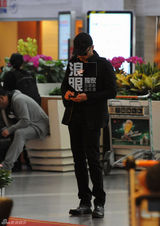 组图：张涵予机场与白衣美女谈笑拥抱