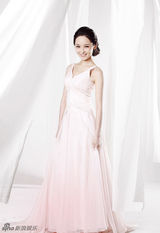 组图：李曼裸色大片轻歌曼舞