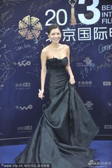 组图：张瑞希立威廉亮相蓝毯 典雅高贵