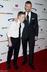 高清组图：小贝夫妇出席盛典 三位公子帅气亮相