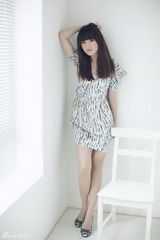 组图：秦子涵拍摄甜美写真 知性可爱宛如邻家女孩