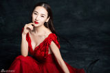 组图：高洋时尚大片红色长裙冷艳高贵